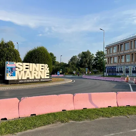 Disneyland Climatisee Sur Marne Au Coeur Des Jeux Olympiques Bed & Breakfast